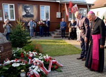 Wiązankę kwiatów przy kamieniu upamiętniającym kandydata na ołtarze złożyli bp Marek Solarczyk i Marcin Krzysztofik.