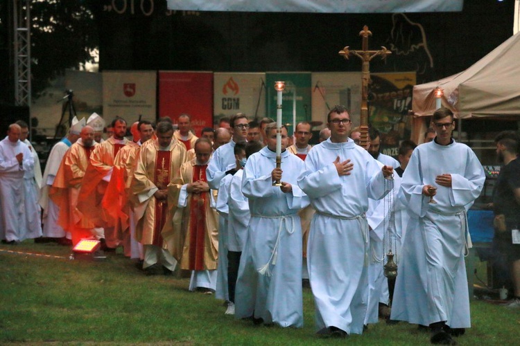 Młodym towarzyszą liczni kapłani.