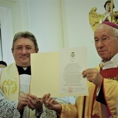 Biskup Dziuba na ręce ks. Dariusza Szeląga przekazał dekret ustanawiający w Suserzu sanktuarium.