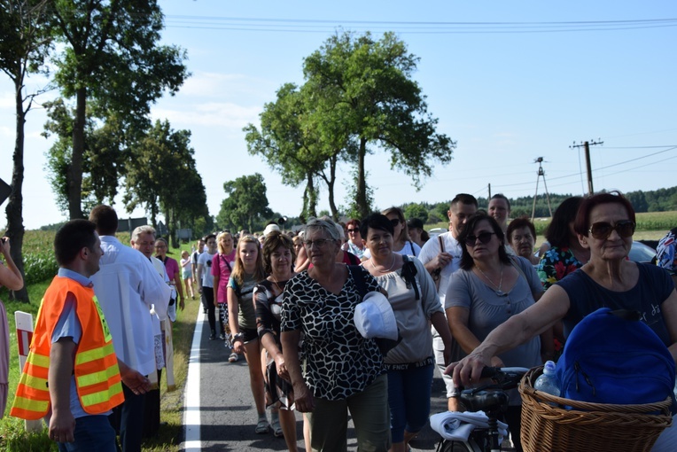 Pielgrzymi z Żychlina i Msza św. z wprowadzeniem relikwii papieża