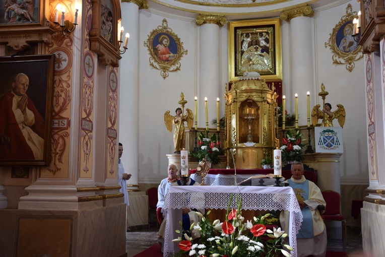 Pielgrzymi z Żychlina i Msza św. z wprowadzeniem relikwii papieża