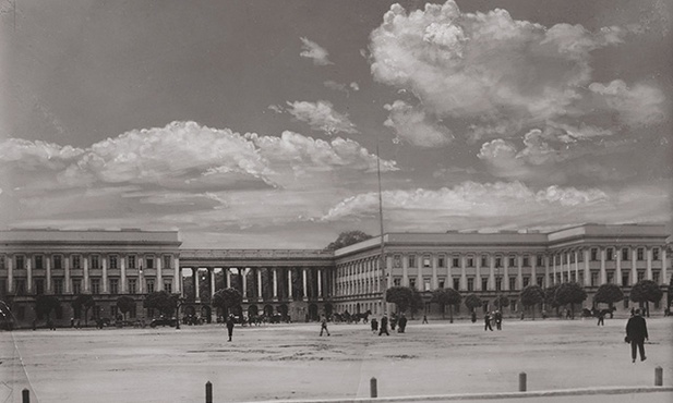 W pałacu mieścił się  do września 1939 roku Sztab Generalny Wojska Polskiego