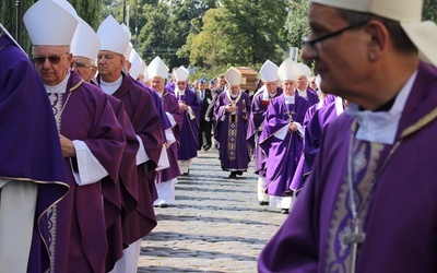 Abp Henryk Hoser SAC spoczął w krypcie w praskiej katedrze