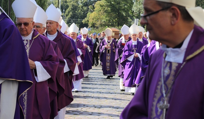 Abp Henryk Hoser SAC spoczął w krypcie w praskiej katedrze