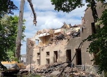 Lubliniec. Trwa wyburzanie budynku szkoły po pożarze