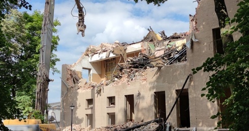 Lubliniec. Trwa wyburzanie budynku szkoły po pożarze