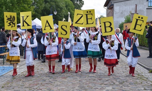 Kaszubi przemaszerowali ulicami Pucka.