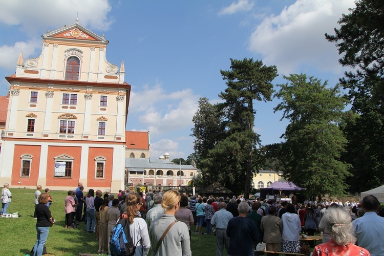 IV Archidiecezjalna Pielgrzymka Czcicieli Maryi - Wspólnot Żywego Różańca w Henrykowie