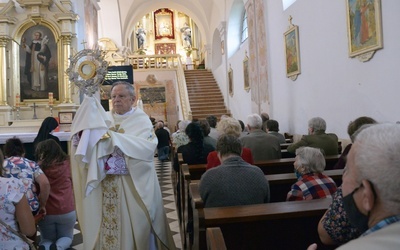 Biskup Tomasik udzielił błogosławieństwa Najświętszym Sakramentem "na sposób lurdzki".