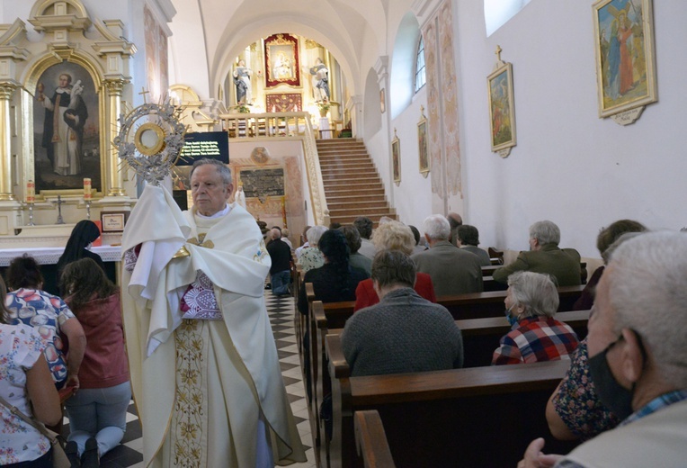 Biskup Tomasik udzielił błogosławieństwa Najświętszym Sakramentem "na sposób lurdzki".