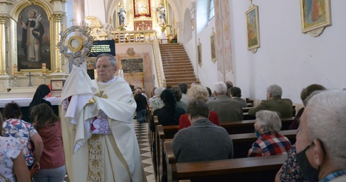 Biskup Tomasik udzielił błogosławieństwa Najświętszym Sakramentem "na sposób lurdzki".