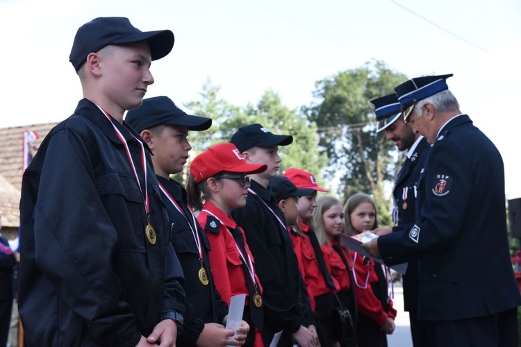 Strażacką młodzież wyróżniono medalami, dyplomami i nagrodami rzeczowymi.