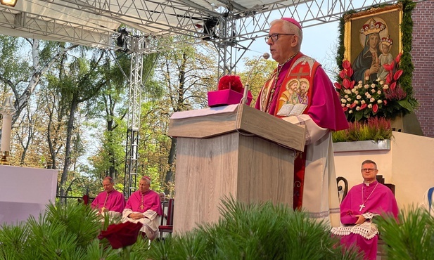 Abp Skworc do kobiet w Piekarach: Bez Was nie ma przyszłości!