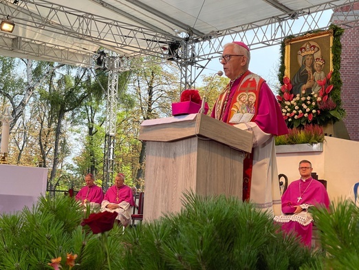 Abp Skworc do kobiet w Piekarach: Bez Was nie ma przyszłości!