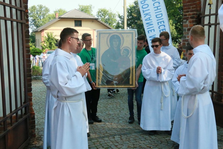 Krzyż i ikona Matki Bożej wśród młodych