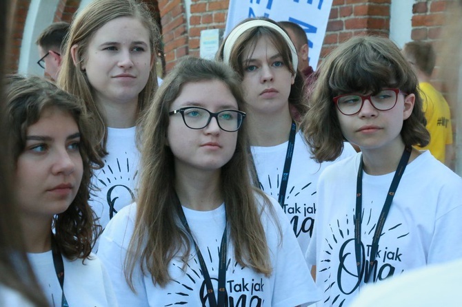 Krzyż i ikona Matki Bożej wśród młodych