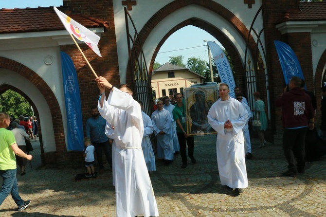 Krzyż i ikona Matki Bożej wśród młodych