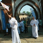 Krzyż i ikona Matki Bożej wśród młodych