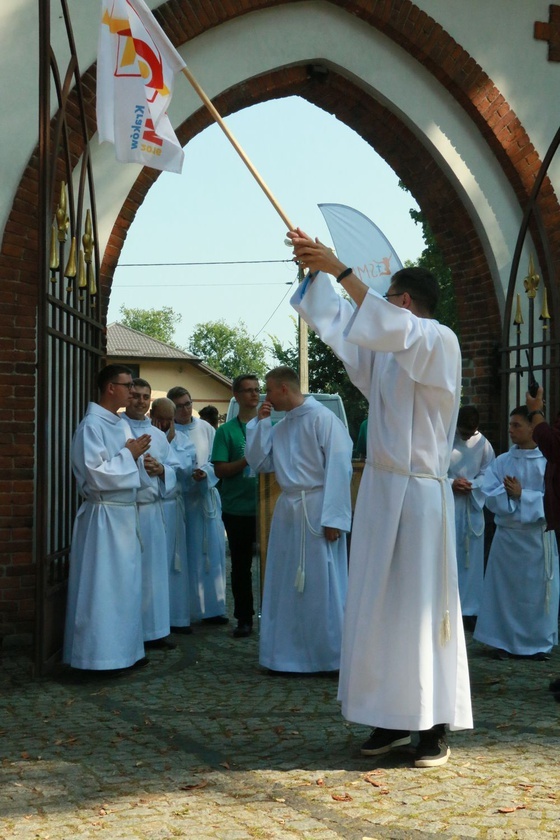 Krzyż i ikona Matki Bożej wśród młodych