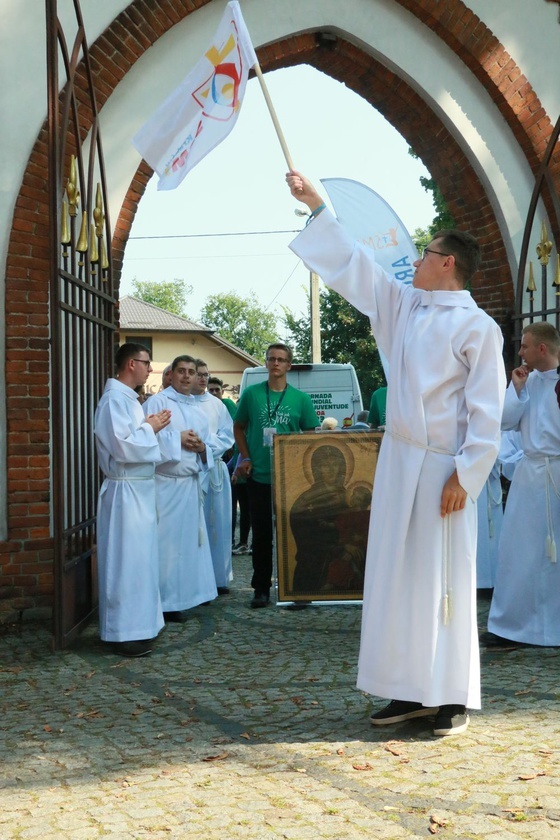 Krzyż i ikona Matki Bożej wśród młodych