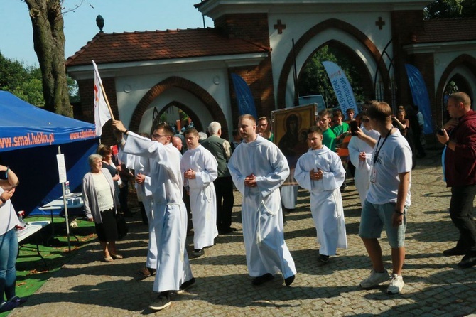 Krzyż i ikona Matki Bożej wśród młodych