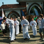 Krzyż i ikona Matki Bożej wśród młodych