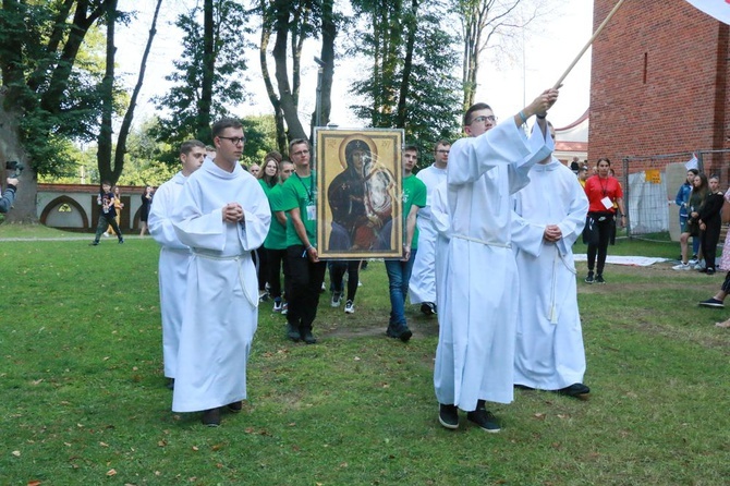 Krzyż i ikona Matki Bożej wśród młodych