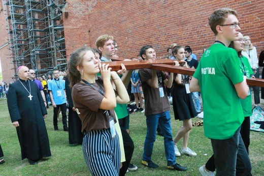 Krzyż i ikona Matki Bożej wśród młodych
