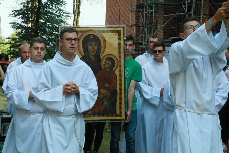 Krzyż i ikona Matki Bożej wśród młodych