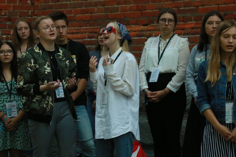 Krzyż i ikona Matki Bożej wśród młodych