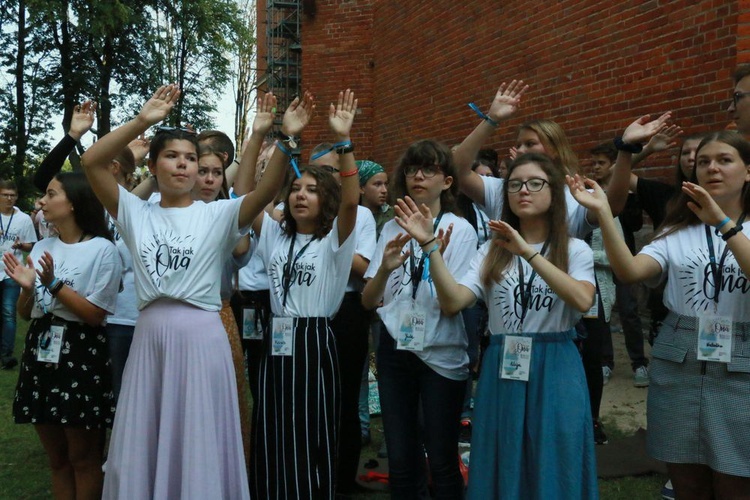 Krzyż i ikona Matki Bożej wśród młodych