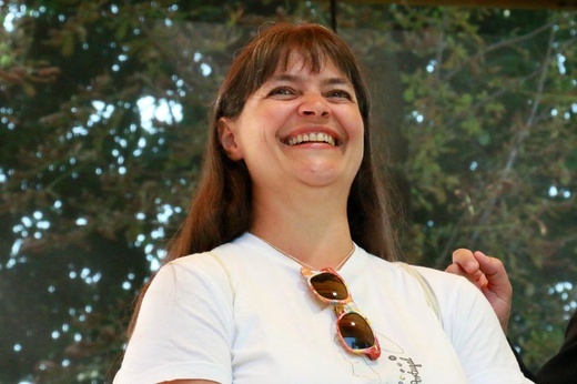 Krzyż i ikona Matki Bożej wśród młodych