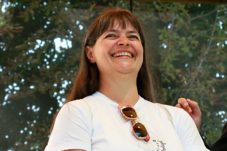 Krzyż i ikona Matki Bożej wśród młodych