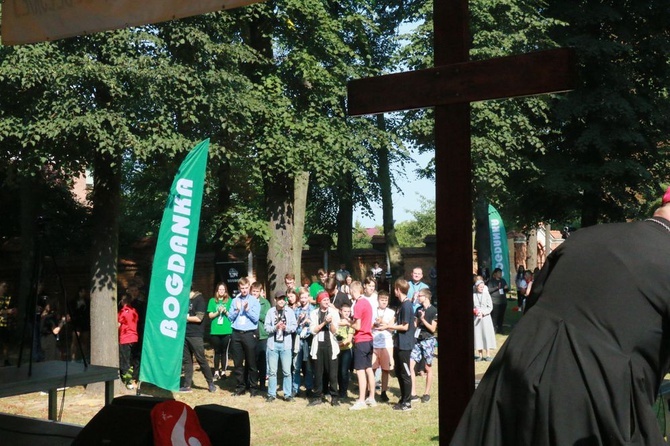 Krzyż i ikona Matki Bożej wśród młodych