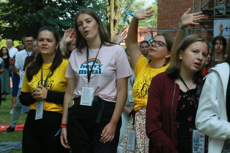 Krzyż i ikona Matki Bożej wśród młodych