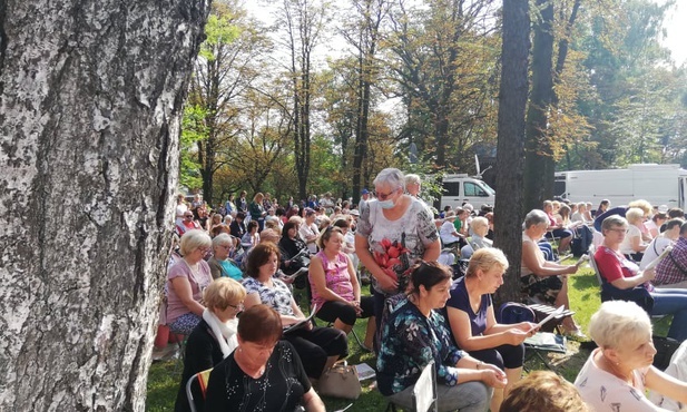 Piekarskie studio Radia eM. Rozmowy z  ks. Andrzejem Nowickim, ks. Mirosławem Godźkiem i ks. Jackiem Plechem