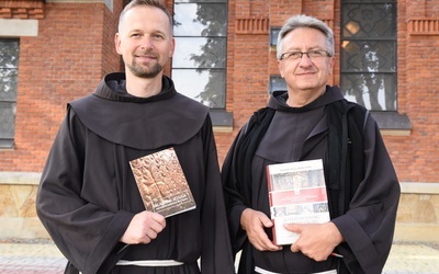 Od prawej: o. Stanisław Narcyz Klimas OFM i o. Tomasz Franciszek Dubiel OFM.