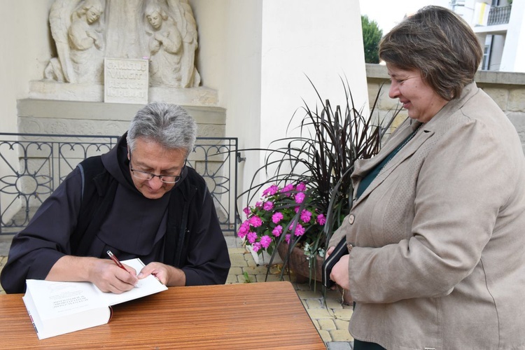 Po Msza św. można było zdobyć autograf o. Narcyza.