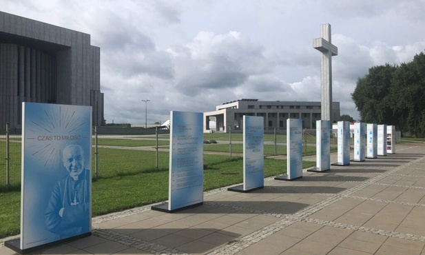 Plenerowa wystawa o kard. Wyszyńskim "Czas to miłość” przed Świątynią Opatrzności Bożej