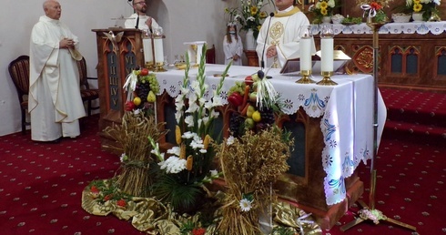 Dziękczynienie za plony. Dożynki wiejsko-parafialne w Strzelcach