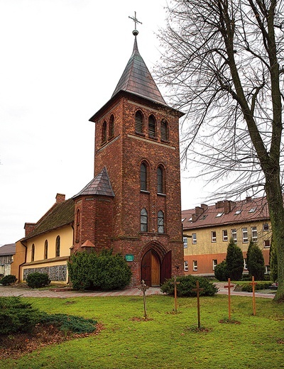 ▲	Kościół wyróżnia się ceglaną neogotycką wieżą. Z prostotą formy współgra skromne, choć głównie barokowe, wyposażenie wnętrza.