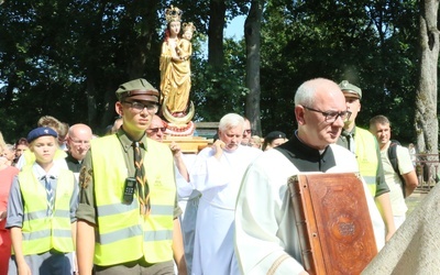 Procesja z cudowną figurą i księgą łask podczas wrześniowych uroczytości.