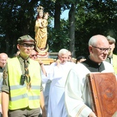 Procesja z cudowną figurą i księgą łask podczas wrześniowych uroczytości.