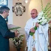 ▲	Nie zabrakło też gratulacji i życzeń na następne lata. 