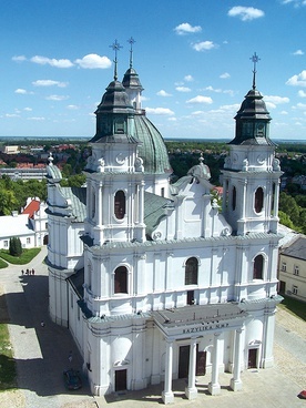 Świątynia góruje  nad miastem.