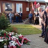 Wiązankę kwiatów przy kamieniu upamiętniającym kandydata na ołtarze złożyli ordynariusz radomski i Marcin Krzysztofik.