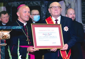 Laureat z bp. Markiem Solarczykiem podczas ceremonii dekorowania i wręczenia dyplomu.