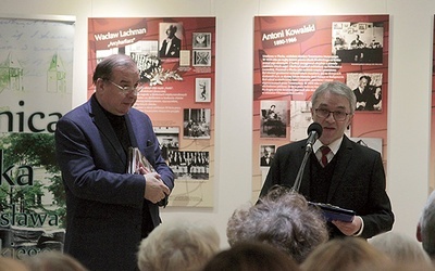 Ksiądz Andrzej Leleń i Andrzej Sumliński z Płockiego Towarzystwa Muzycznego upamiętniają znakomitego księdza i etnomuzykologa.