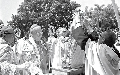 45 lat temu kardynał wraz z biskupami Sikorskim i Wosińskim koronował Pietę Oborską. Mówił wtedy o wierze, która pociesza, umacnia i daje pokój narodowi.