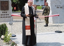 Ordynariusz świdnicki w czasie uroczystości na pl. Sienkiewicza.
